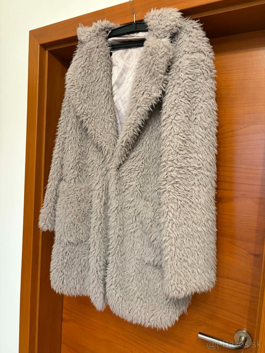 Šedý huňatý kabátik - 2