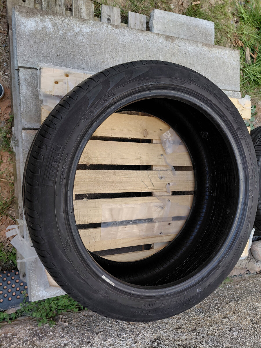 1ks Pirelli 235/45R20 - 2