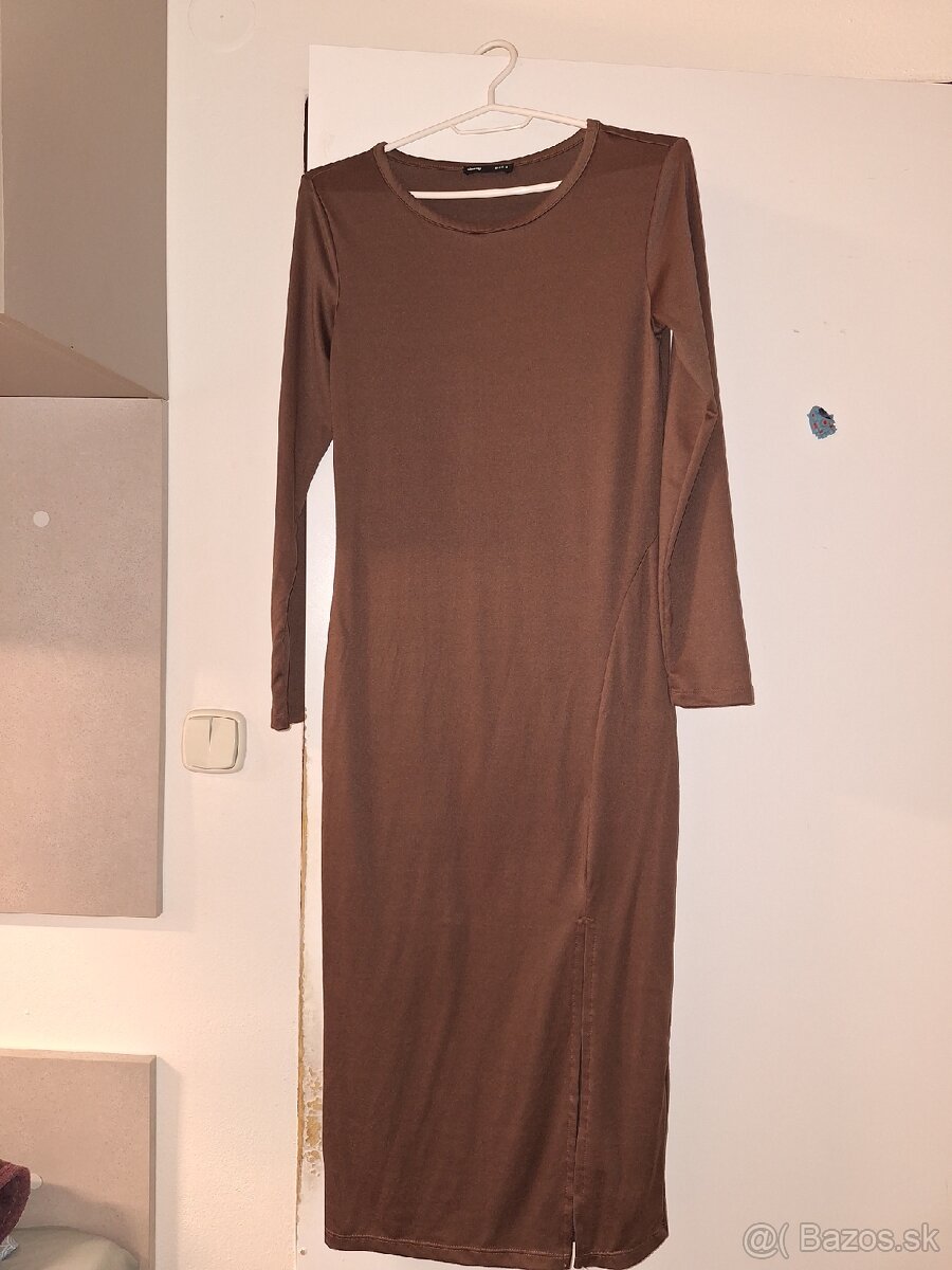 Hnedé priliehavé šaty - 2