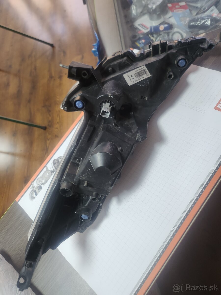 Prave predne svetlo Nissan Juke - 2