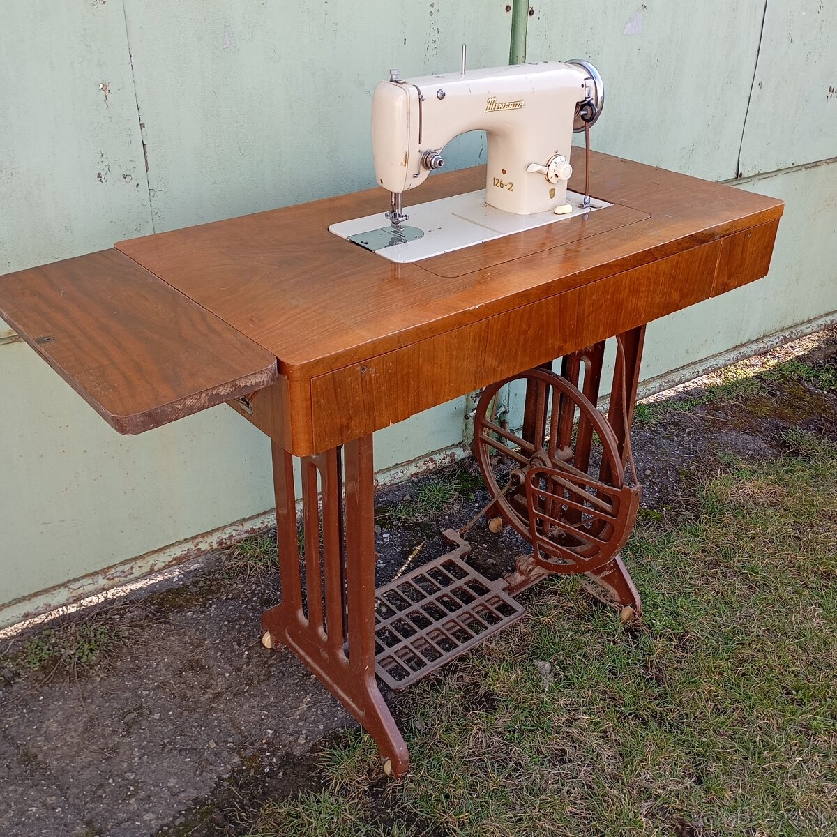 starý šijací stroj Minerva - 2