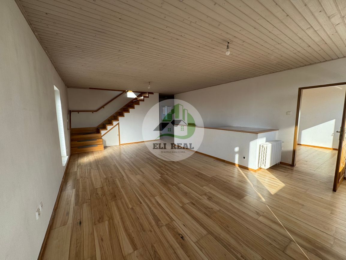 Prenájom priestranného mezonetového bytu s garážou a záhrado - 2