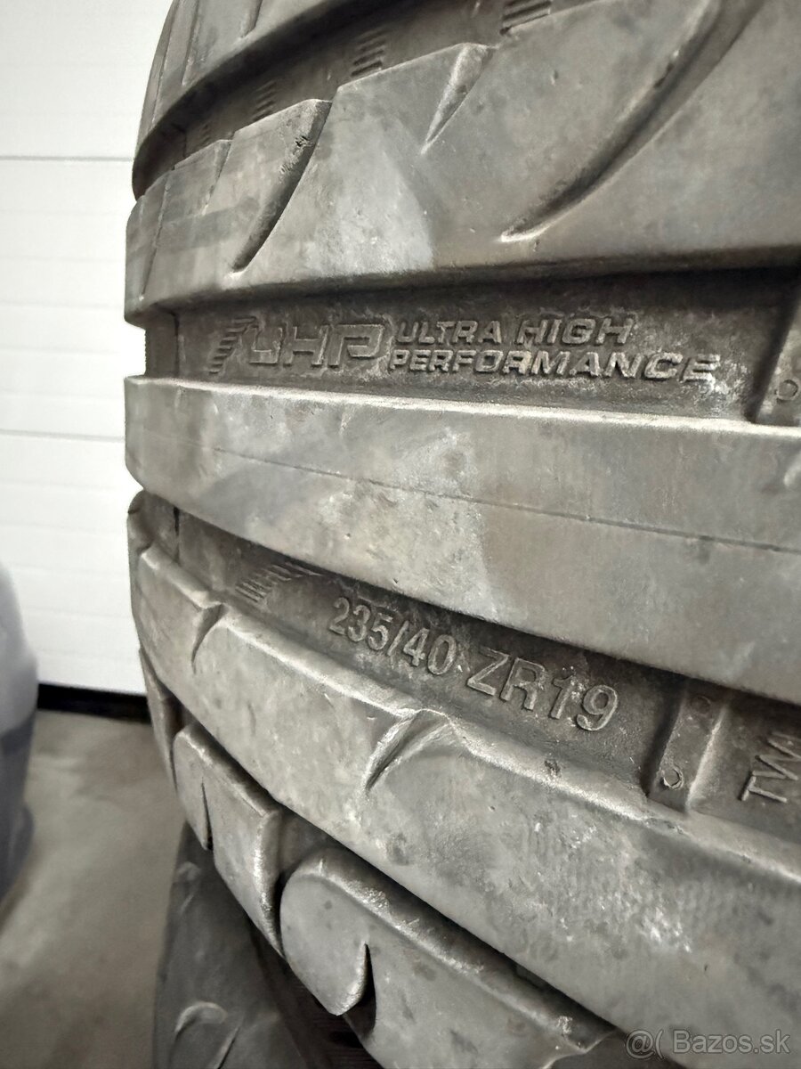 235/40 R19 - 2
