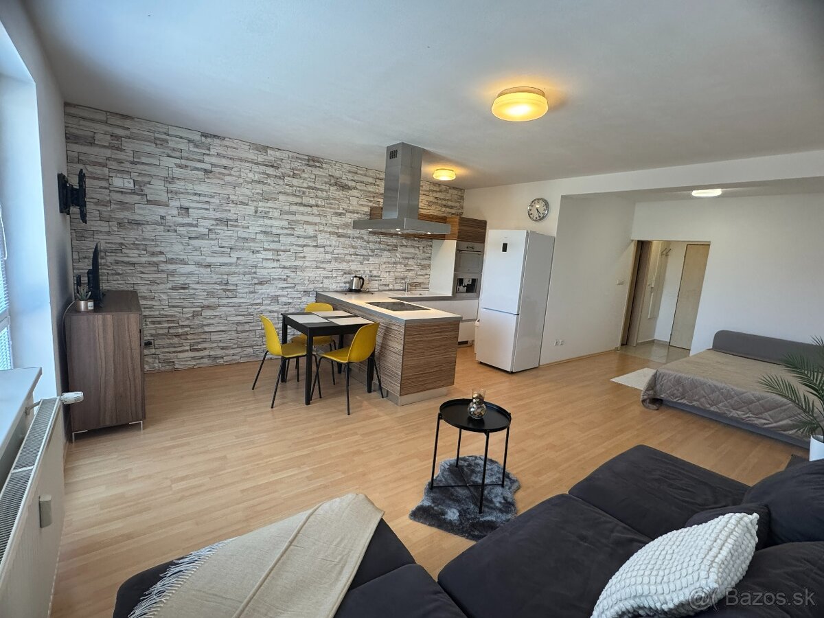 Priestranný 1-izbový byt s balónom a parkovacím státim - 2