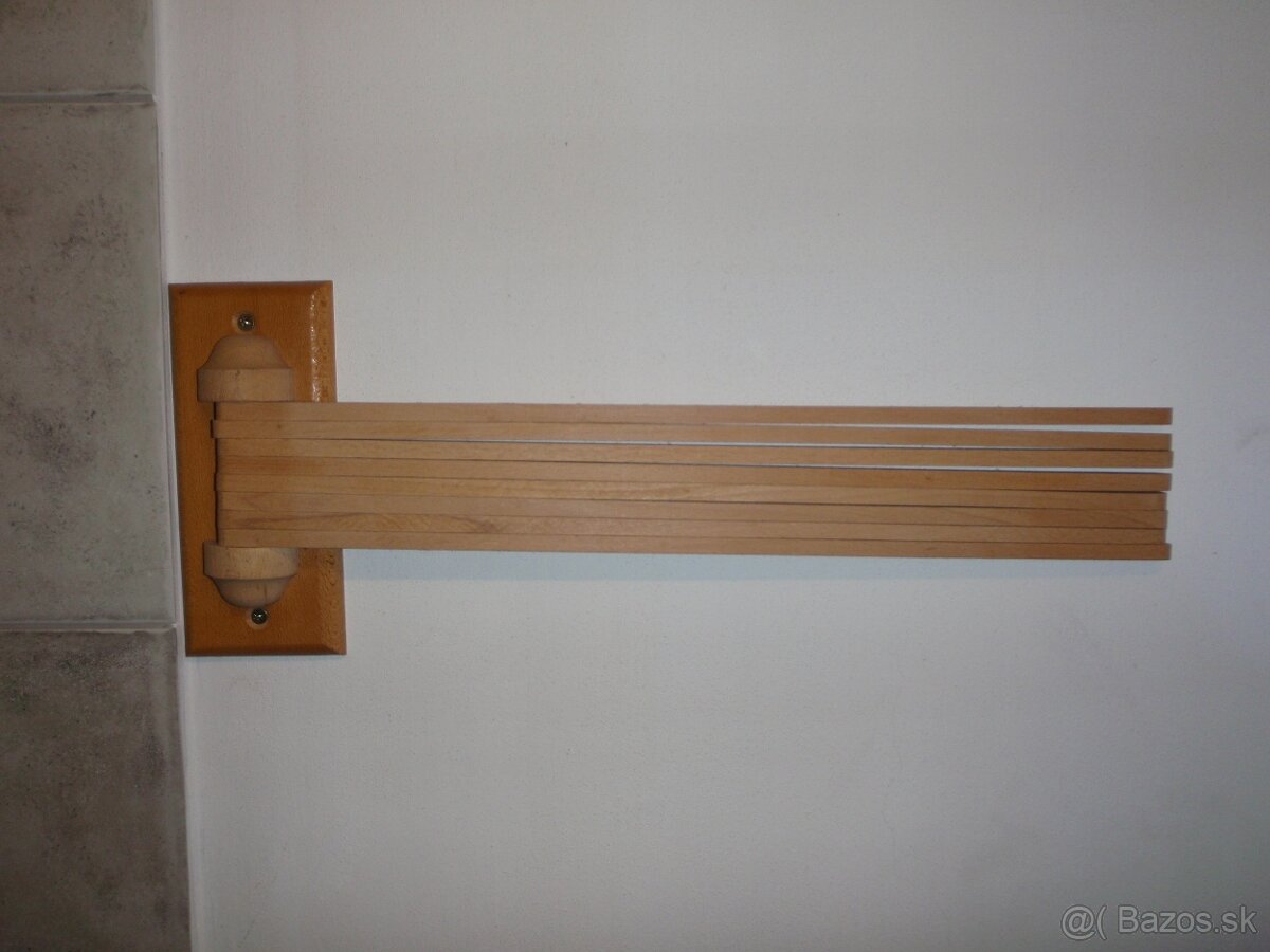 Drevený vešiak - 2