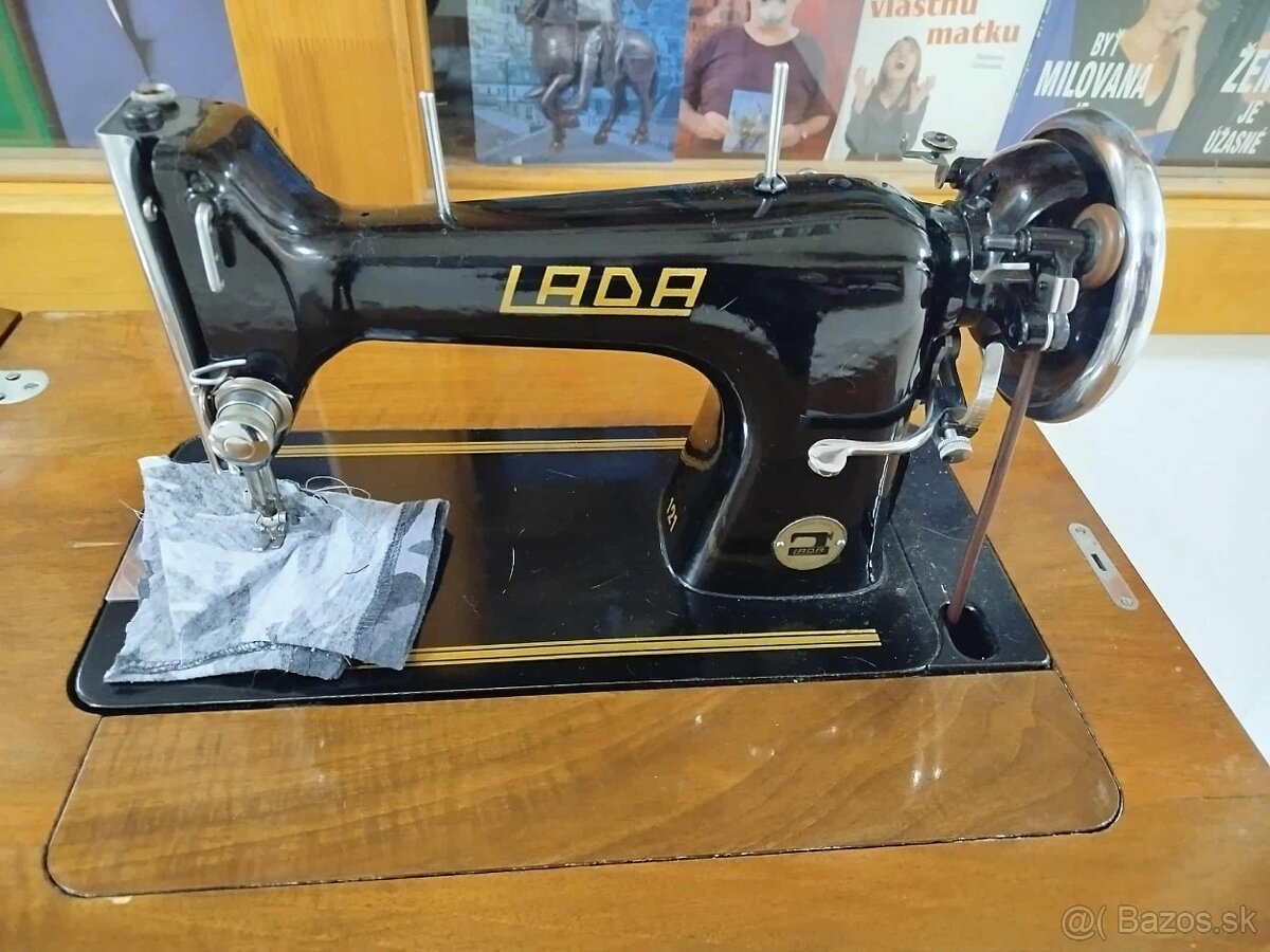 LADA--skrinkový šijací stroj--plne funkčný,v krásnom stave-- - 2