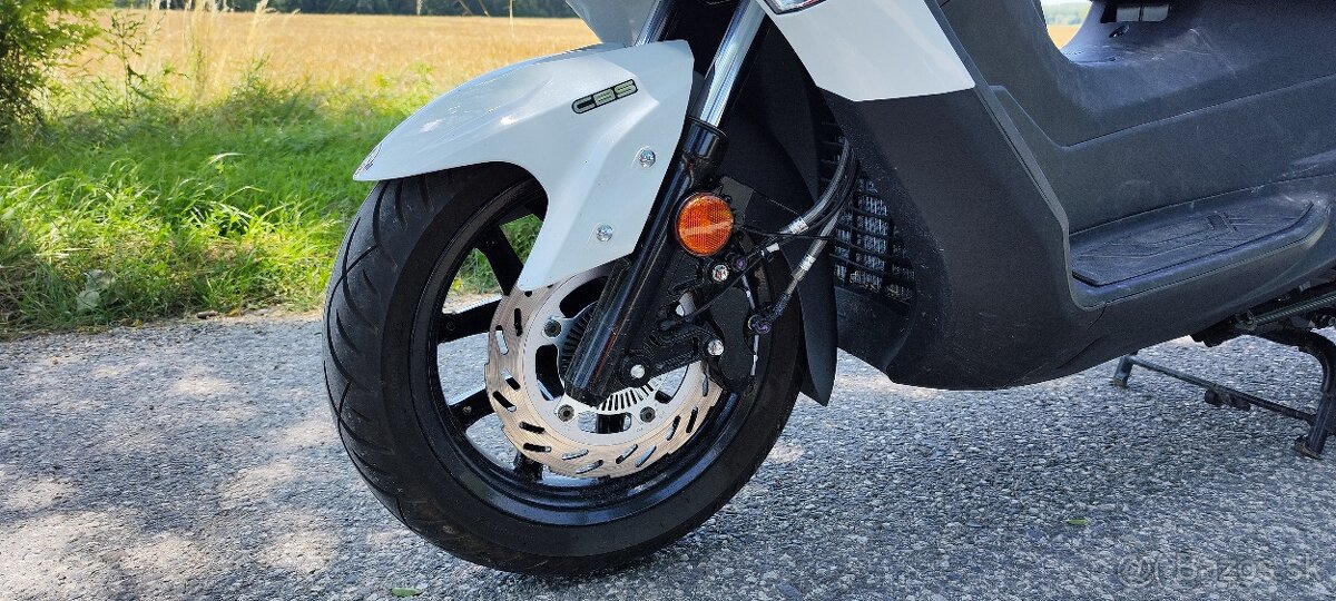 SYM Joymax z+ 125, biela metalíza - 2