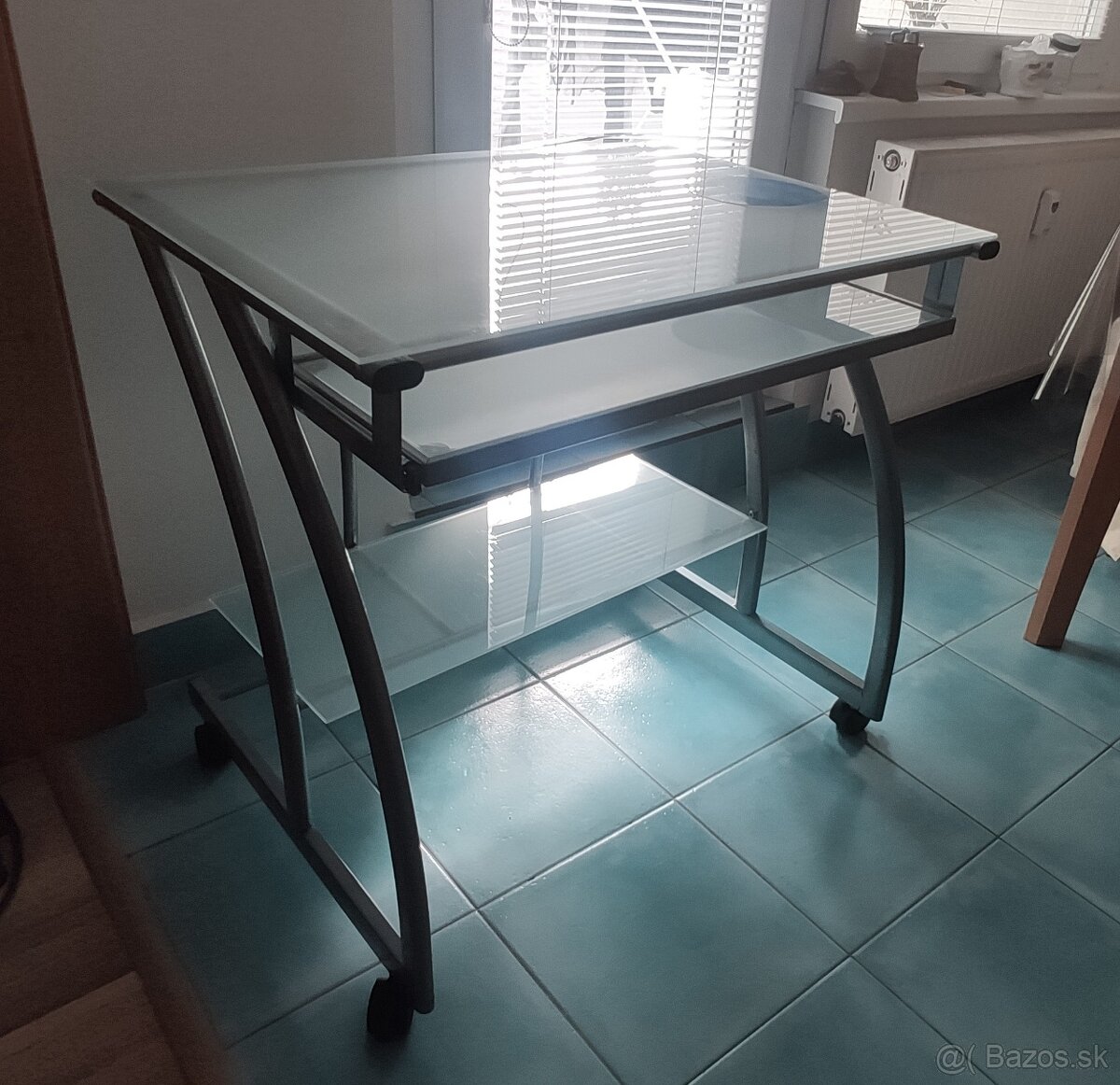 Predám počítačový stolík - 2