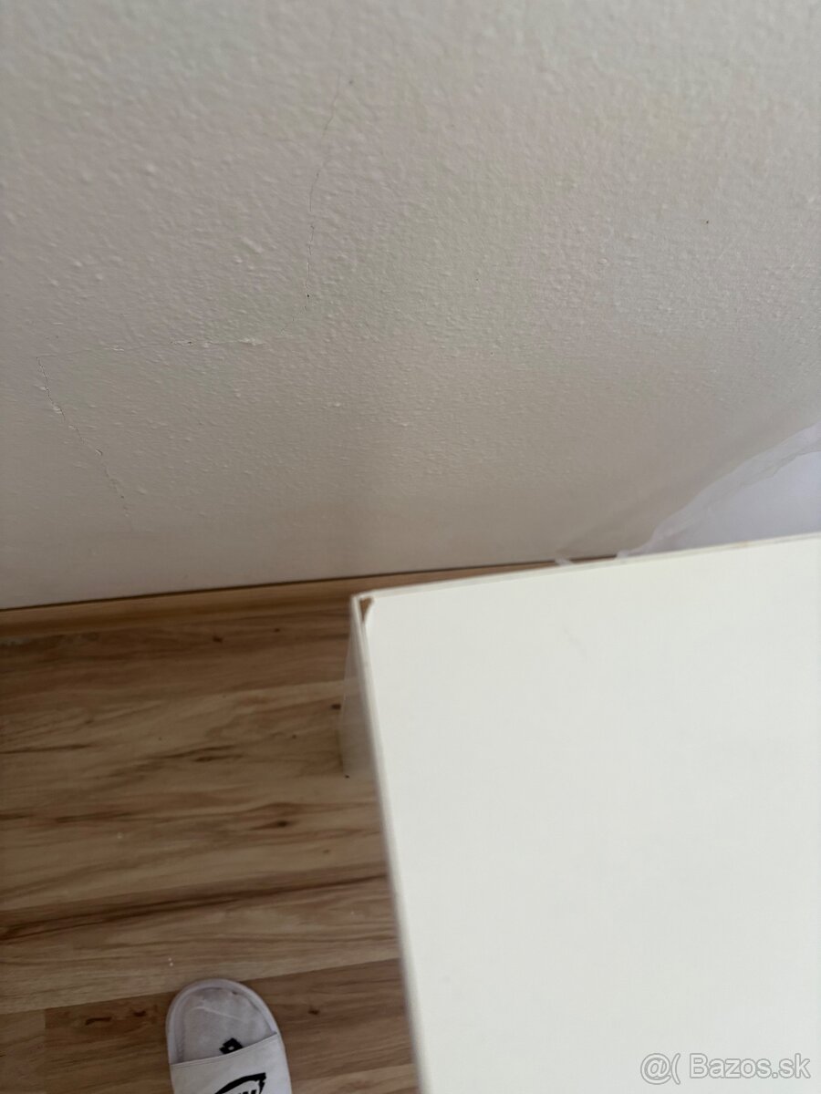 Biely stôl s kovovou konštrukciou - 2