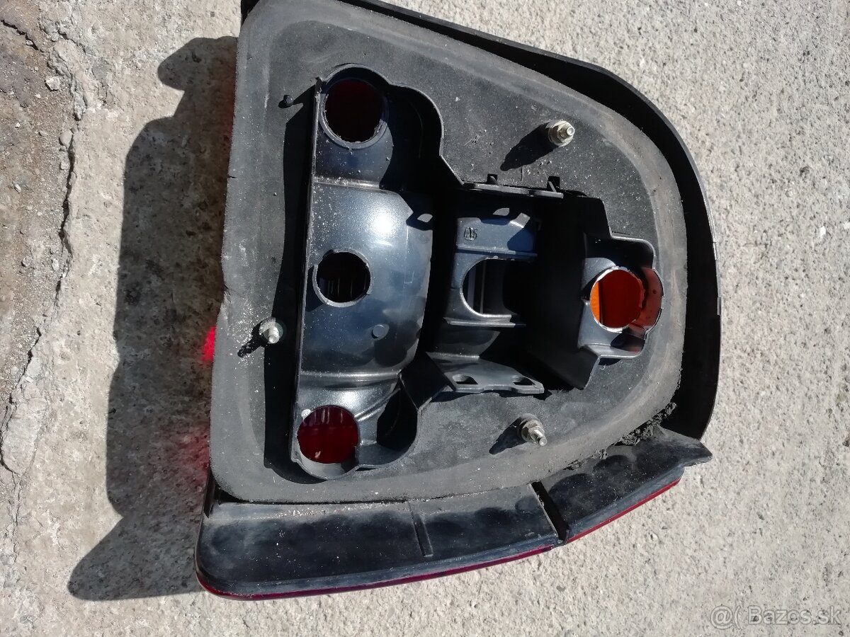 Zadné ľavé svetlo na VW Golf 3 zachovalé neposkodene - 2