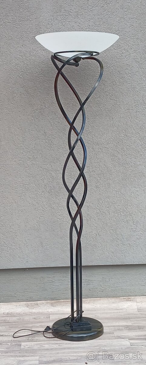 Lampa stojanová dizajnová. - 2