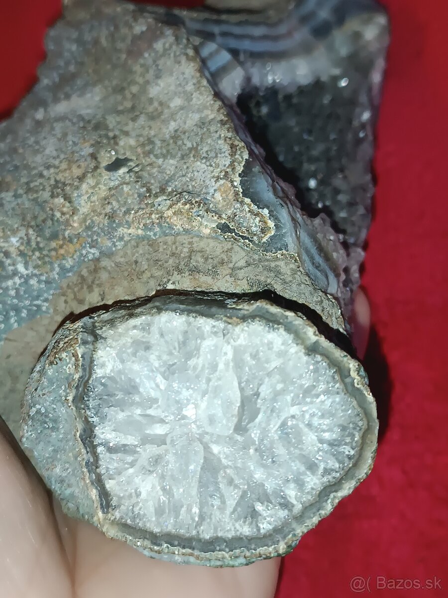 CAchátová geóda s chalcedonom a ametystom v dutine- Brazília - 2