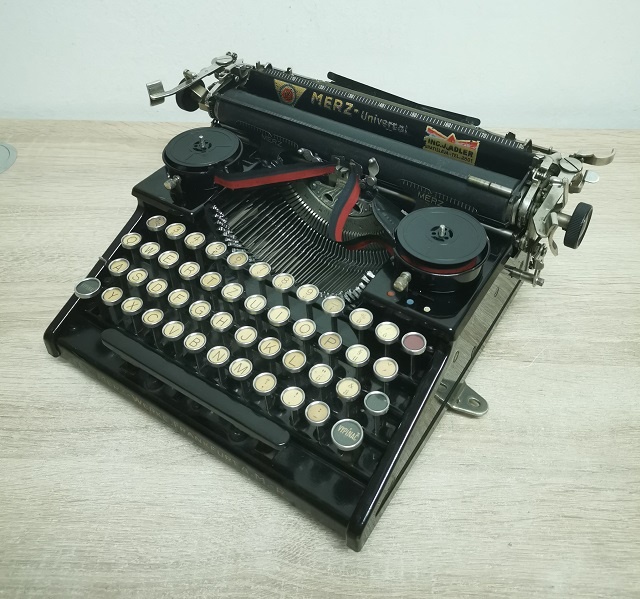 Starožitný písací stroj MERZ Universal z roku 1932 - 2