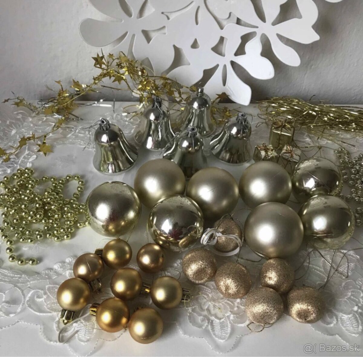 Vianočné gule a reťaze v zlatej a pieskovej farbe. - 2