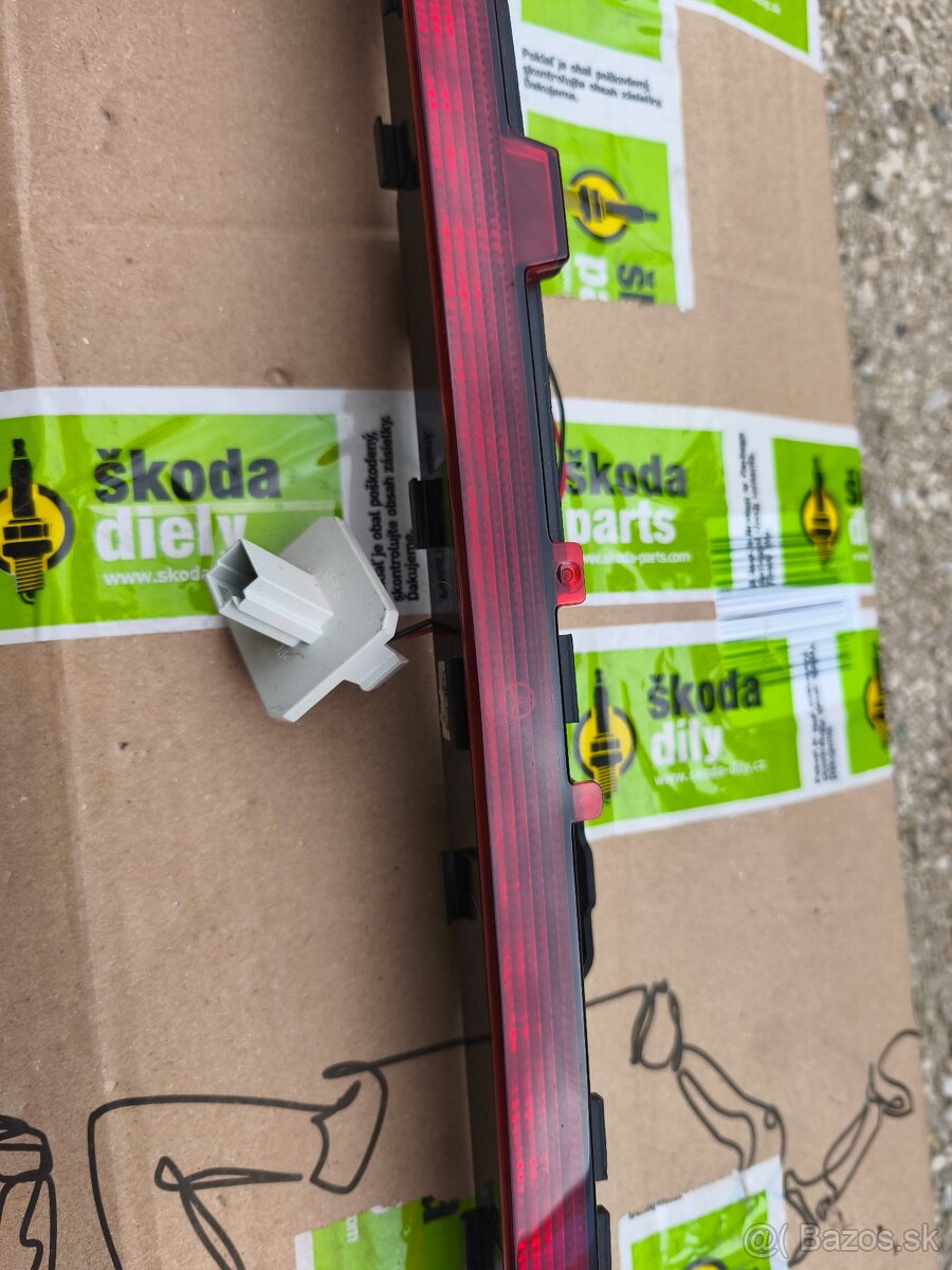 Tretie brzdové svetlo Mercedes GLC , E class , GLA ,Vito - 2