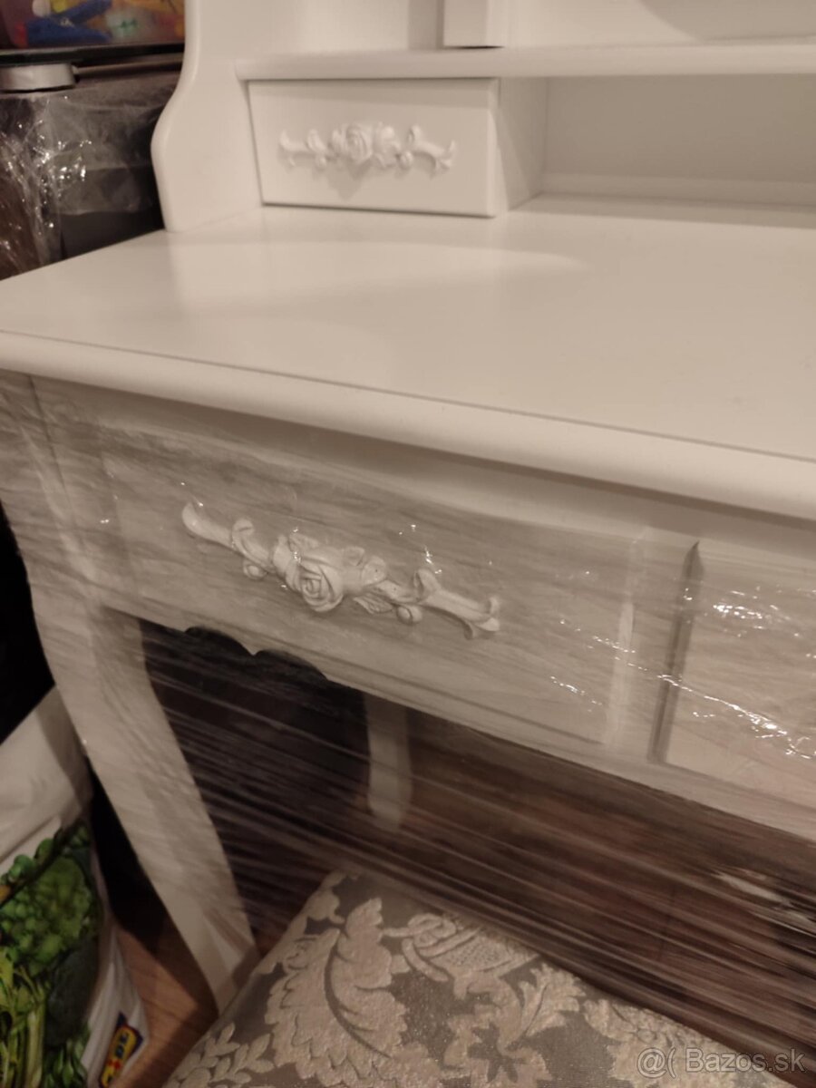 Kozmetický stolík - 2