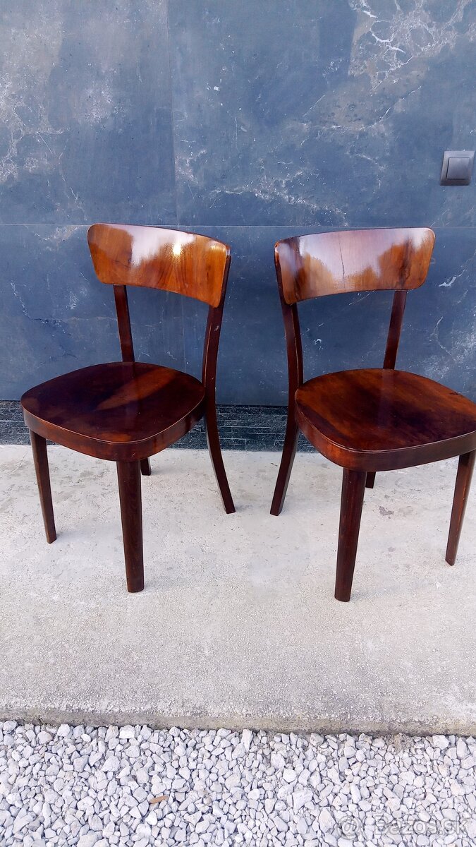 Drevené stoličky . - 2