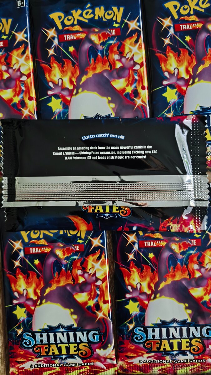 Predám Shining Fates boostery Charizard - 2