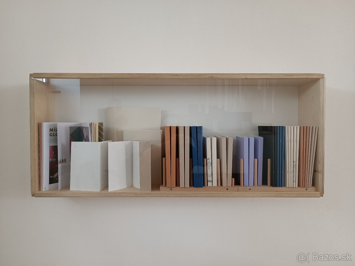 Drevená polica / vitrína z preglejky a skla (top stav) - 2