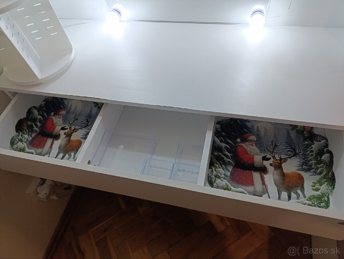 Kozmetický stolík - 2