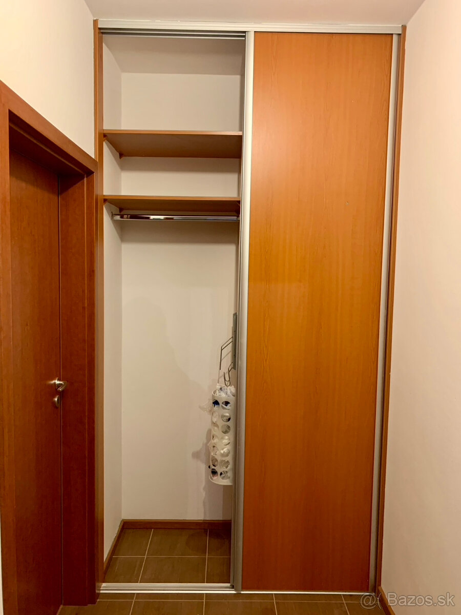 Predám zachovalú vstavanú skriňu. - 2