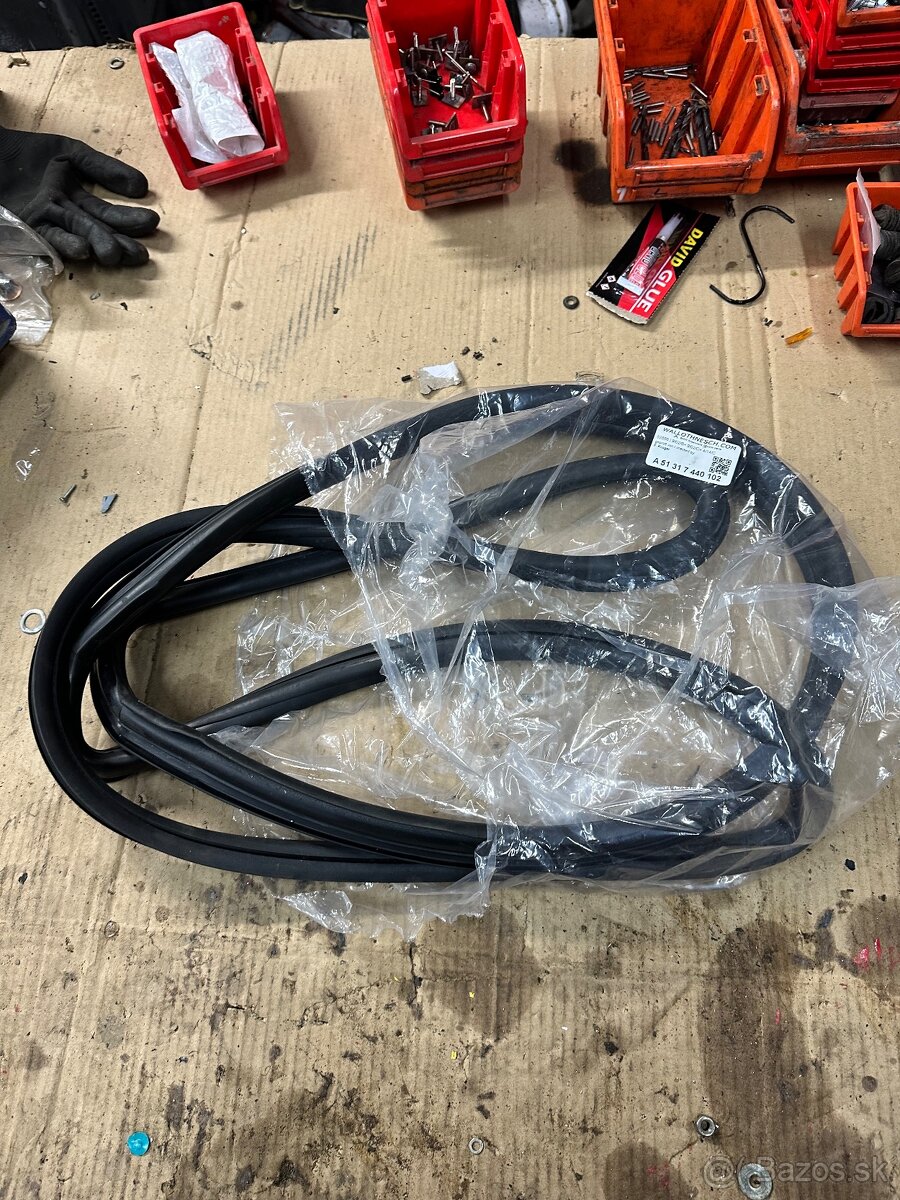 Tesnenie na predné okno BMW e10 - 2