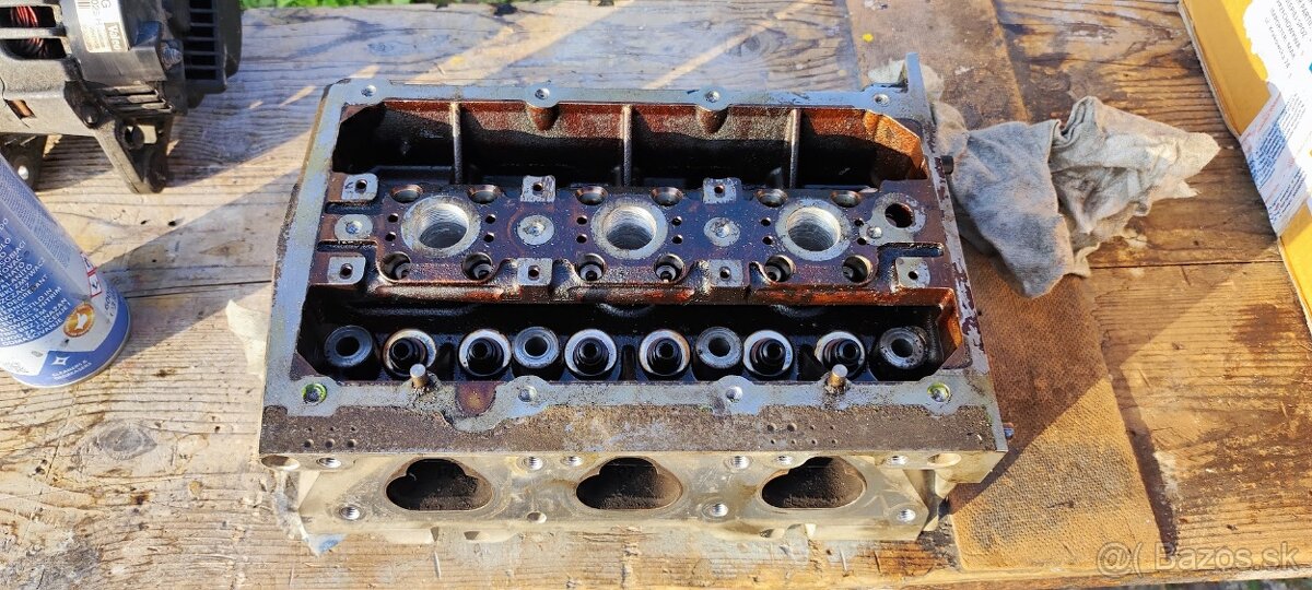 Hlava motora AZQ - poskodena - 2