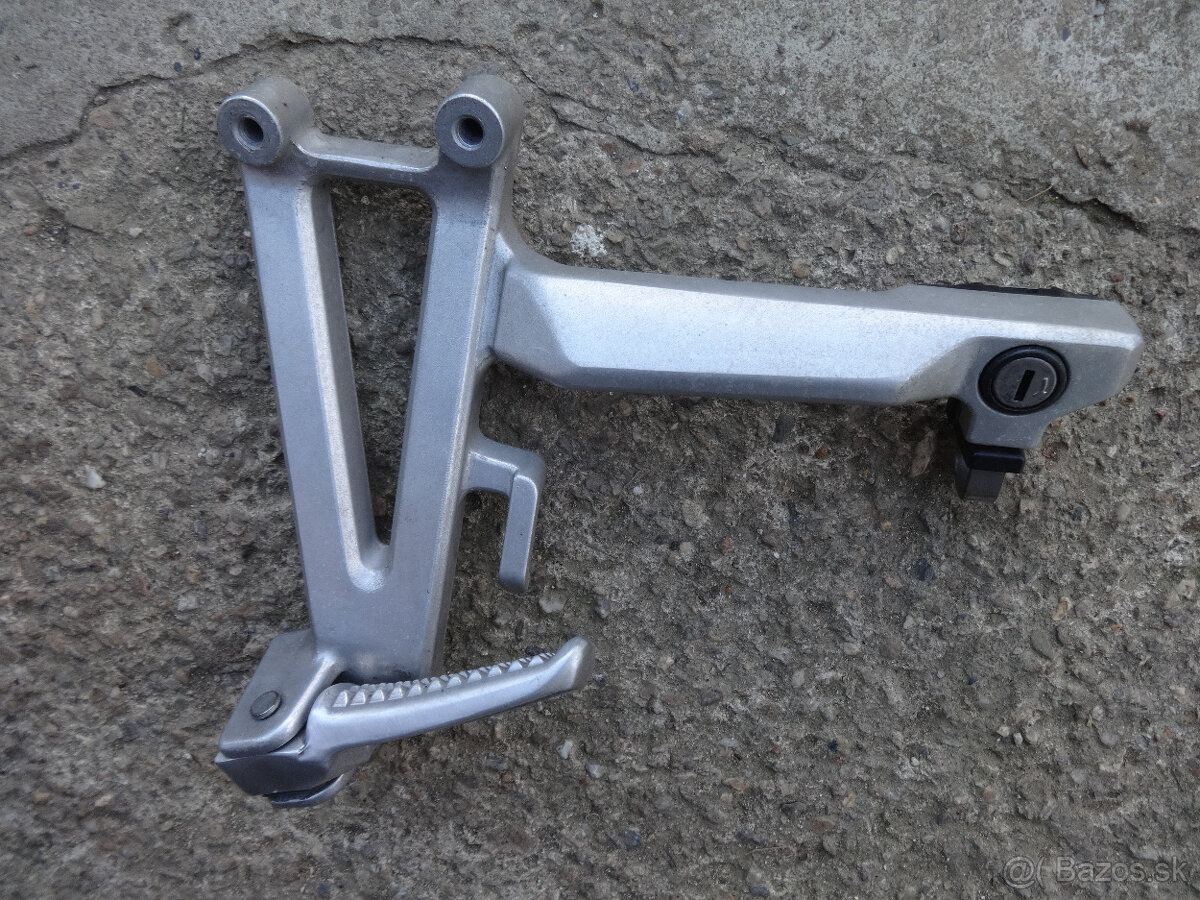 Honda CBR 600 f (F3) 1996, zadná stupačka - 2