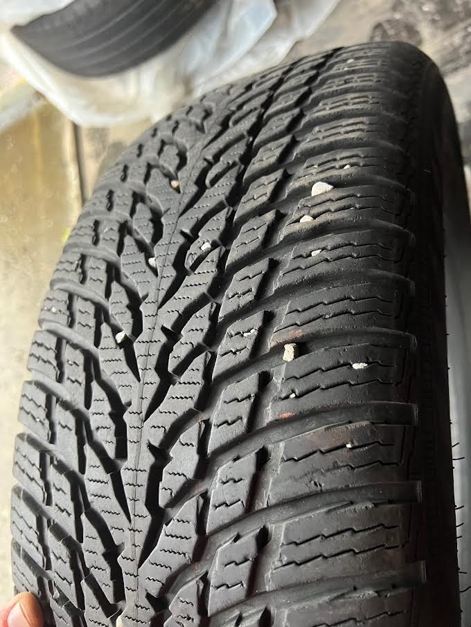 Nokian 4 kusy 215/60 R17 zimné - 2