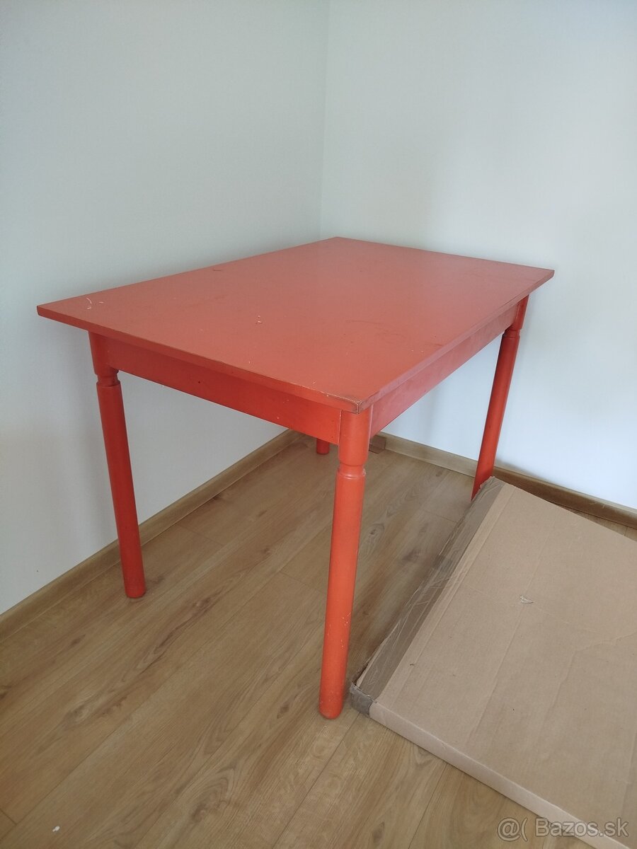 Starší zachovalý nábytok - 2