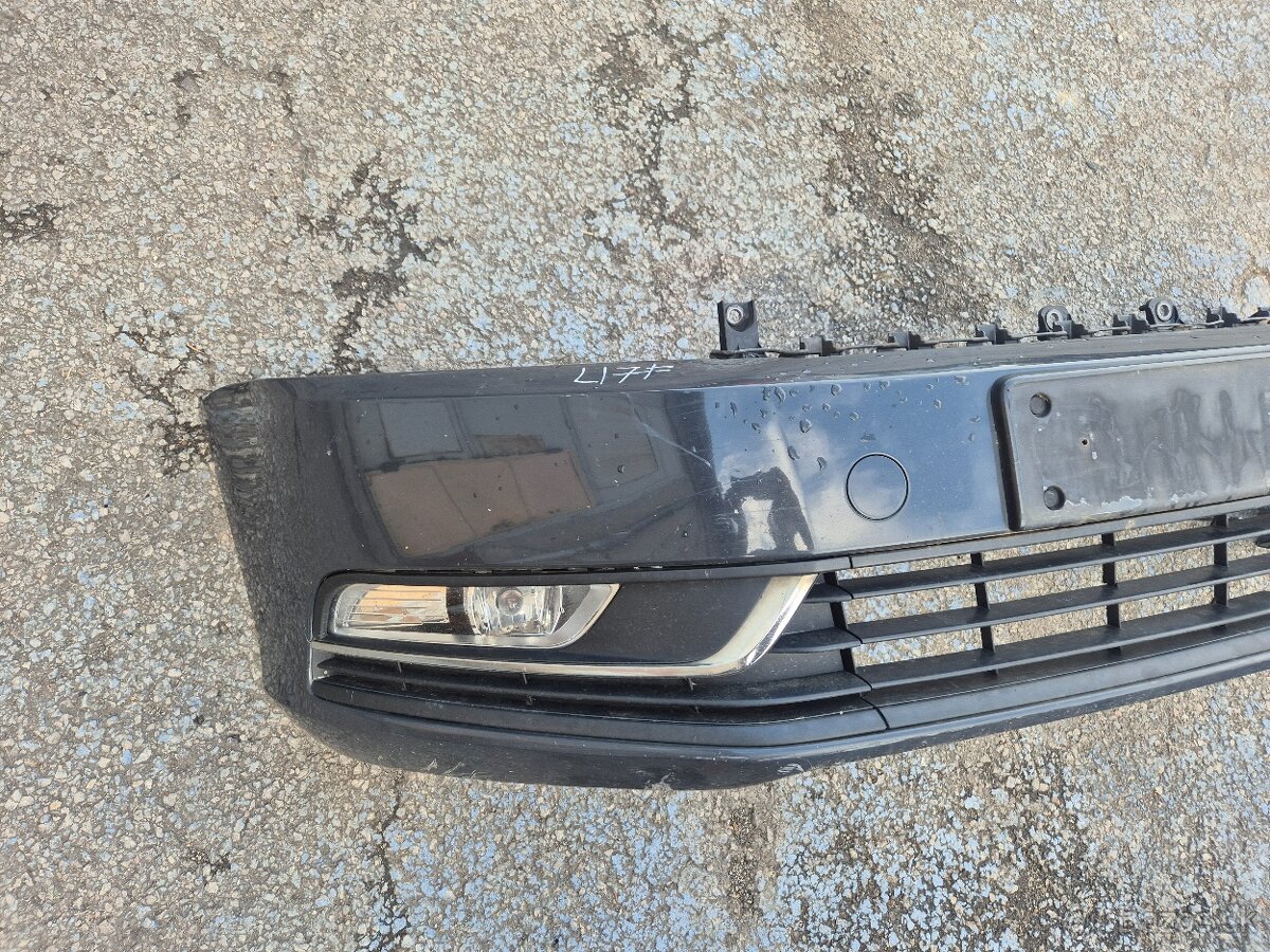 Predám predný nárazník na Volkswagen Passat B7 - 2