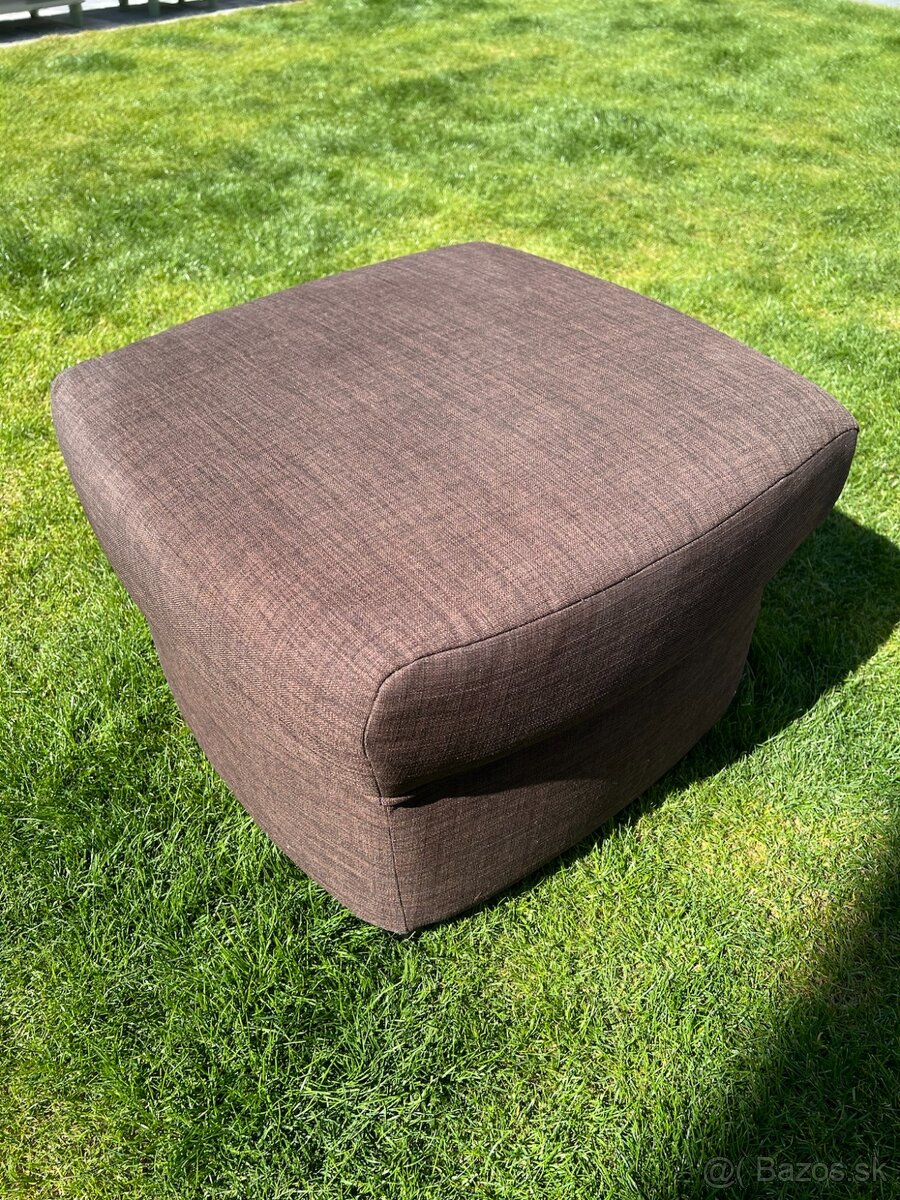 Zachovalý rozkladací gauč s taburetkou - 2