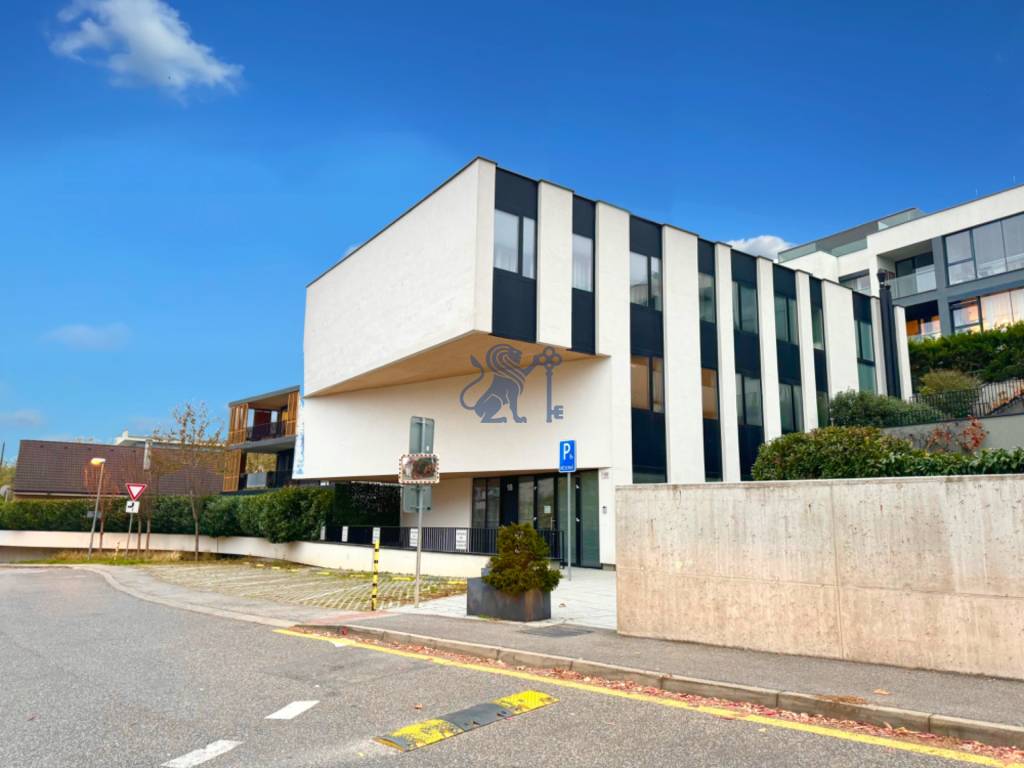 Budova s 8 apartmánmi alebo medicínske centrum, 9 park. mies - 2