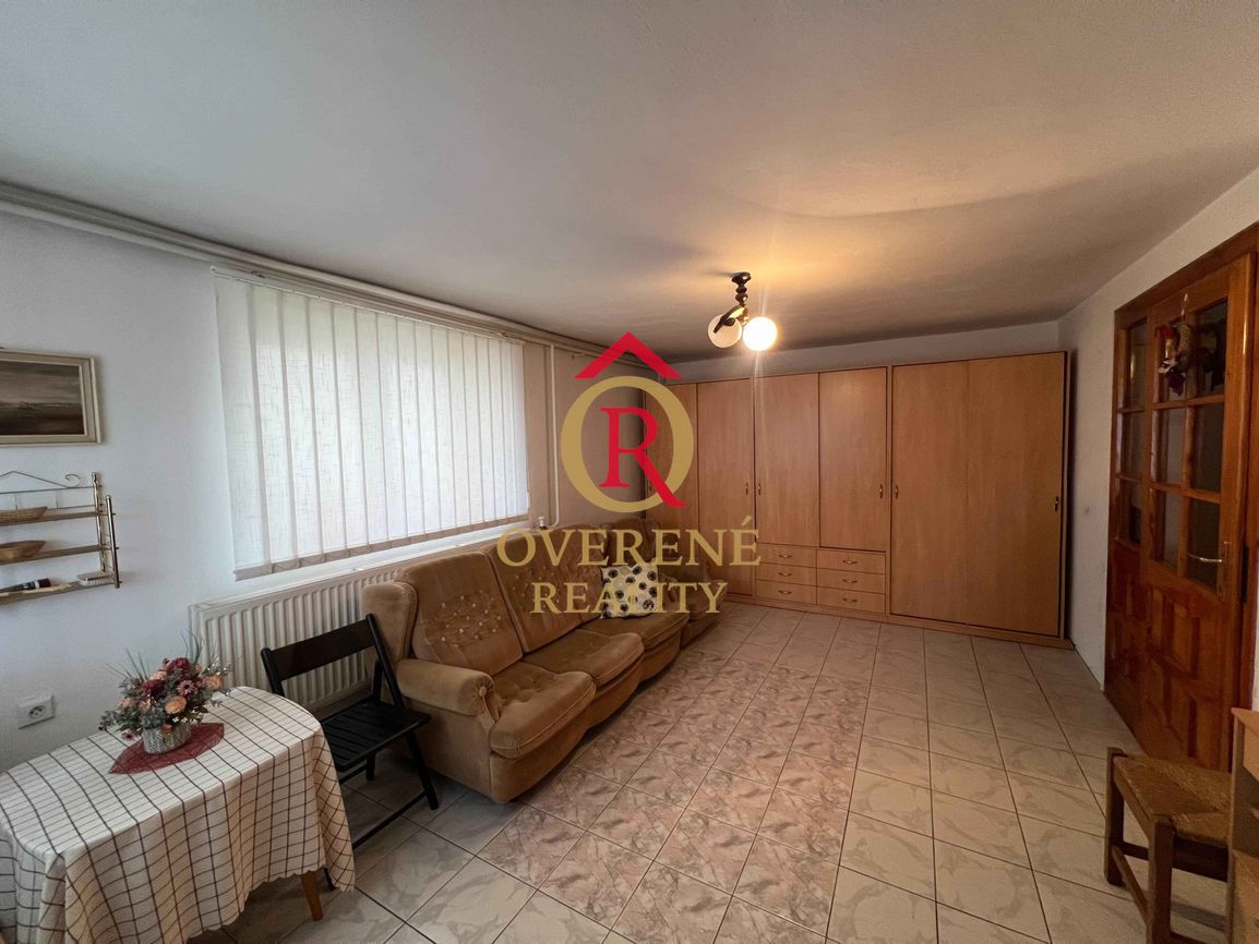 Exkluzívne na predaj priestranný rodinný dom so slnečnou záh - 2