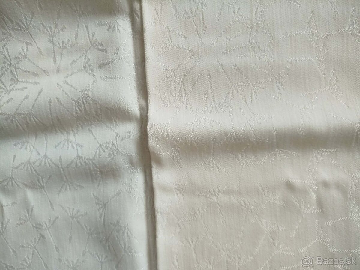 Biely damaškový obrus. - 2