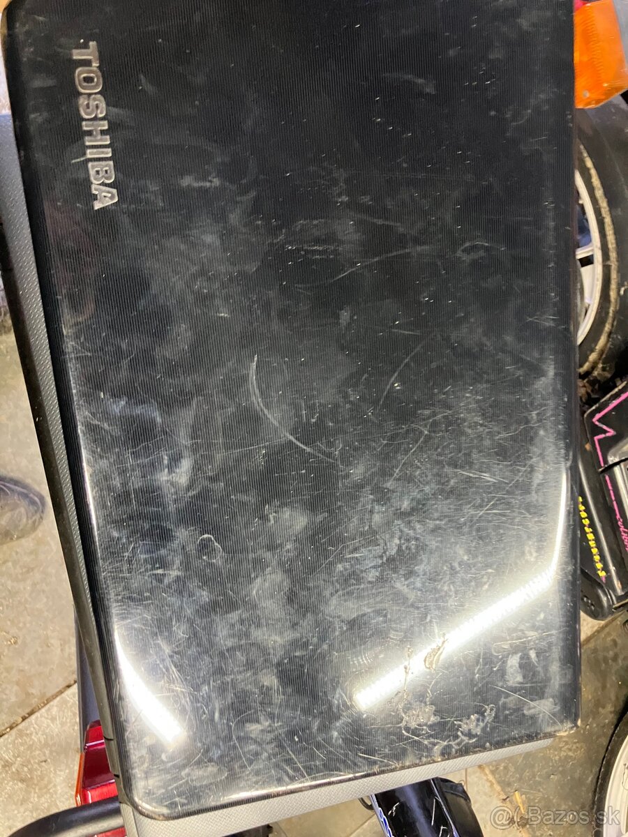 Predám 8 notebookov - 2