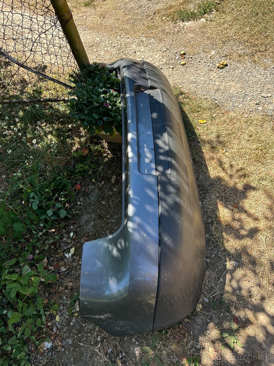 Predám zadný nárazník Golf 5 / V LA7T - 2