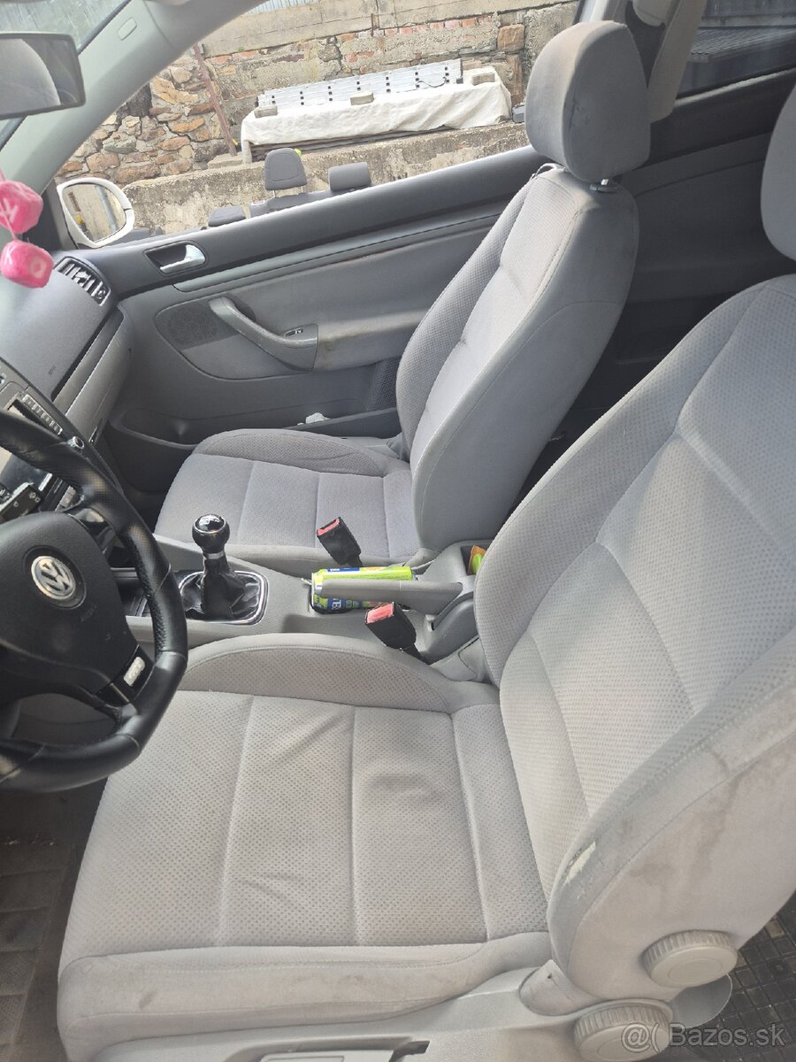 Interiér , sedačky vw golf 5 3dverak - 2