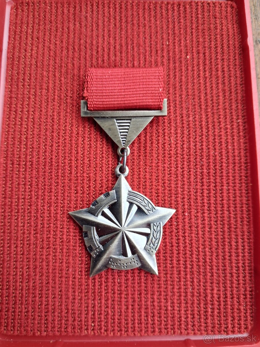 Medaile,vyznamenanie za socialisticke sutazenie - 2