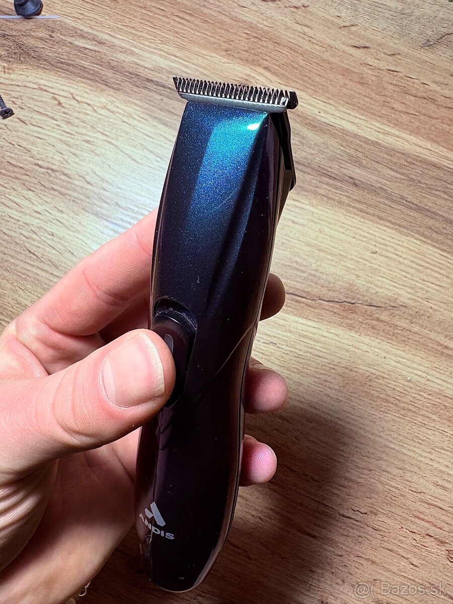 Profesionálny kontúrovací strojček Andis - 2