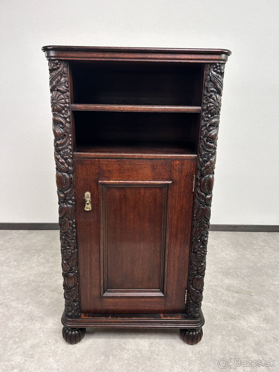 rezbovaná skrinka - 2