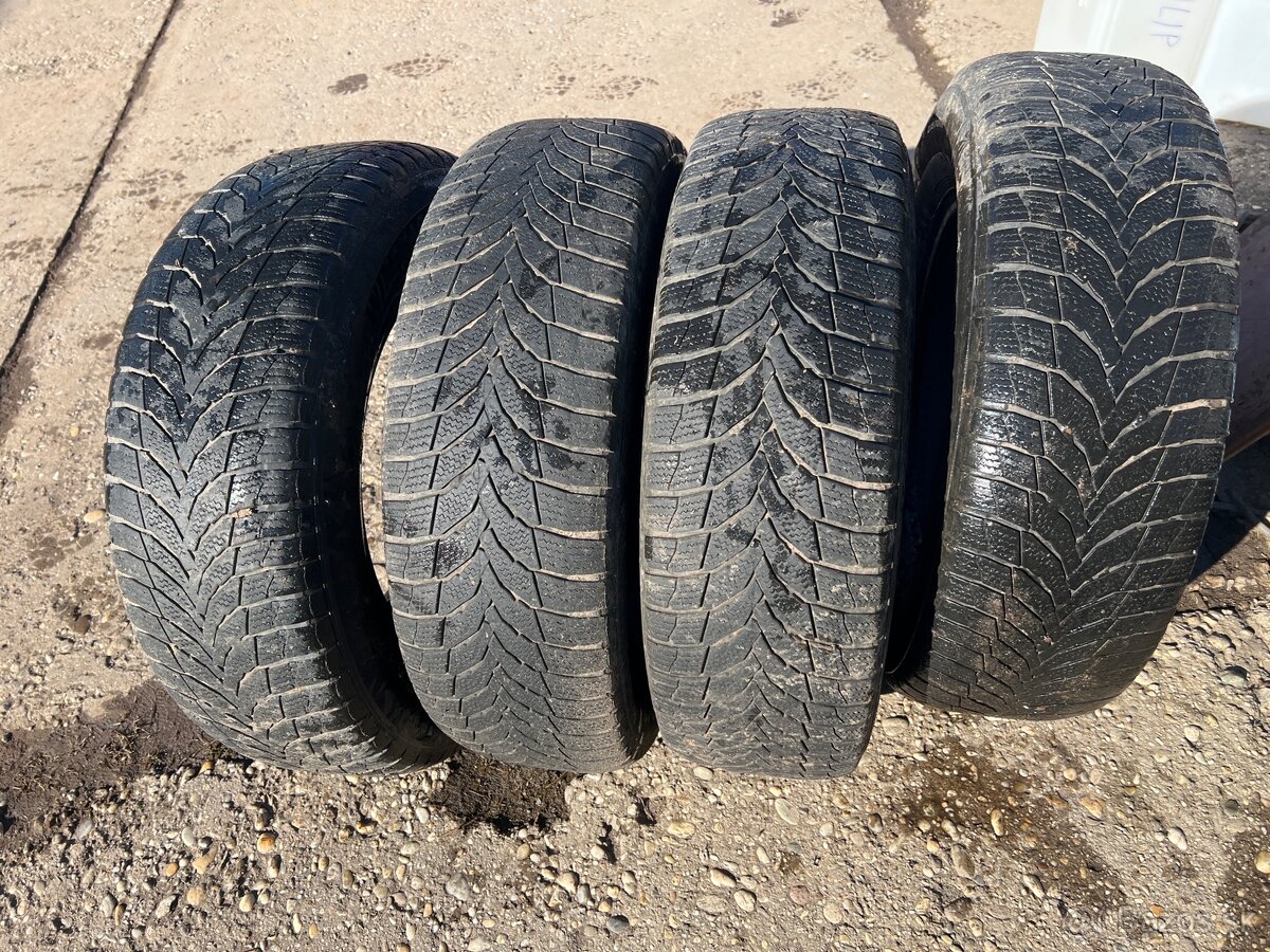 Predam zimne pneumatiky 235/70 R16 - 2