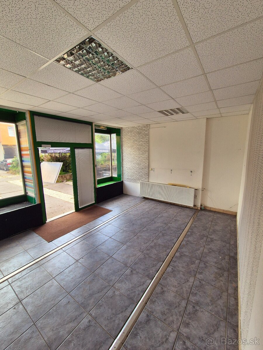 Obchodný priestor_prenájom_Kalvínske námestie Levice - 2