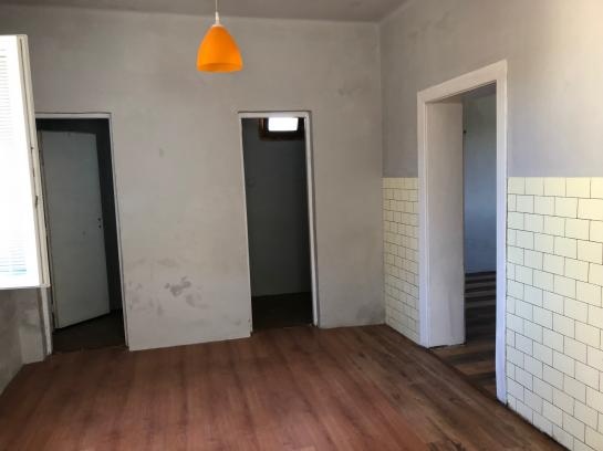 IBA U NÁS Na predaj starší 2-izbový rodinný dom s garážou - 2