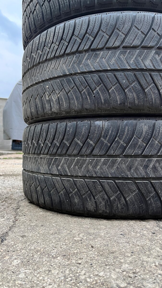 Sada pneu 235/40 r19 - 2