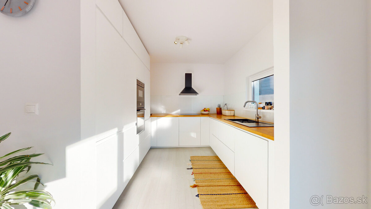 Na predaj priestranný 4-izbový dom v Stupave - 2