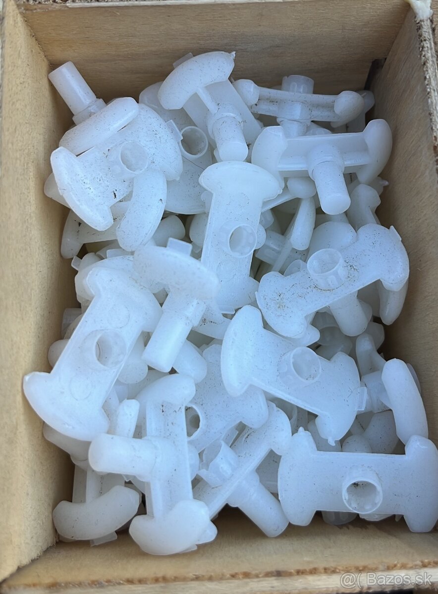 Fiat 850, 125 úchytky prahových líšt - 2