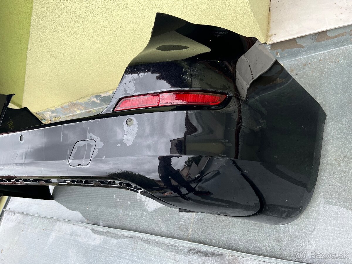 Opel astra J 4 kombi zadný naraznik - 2