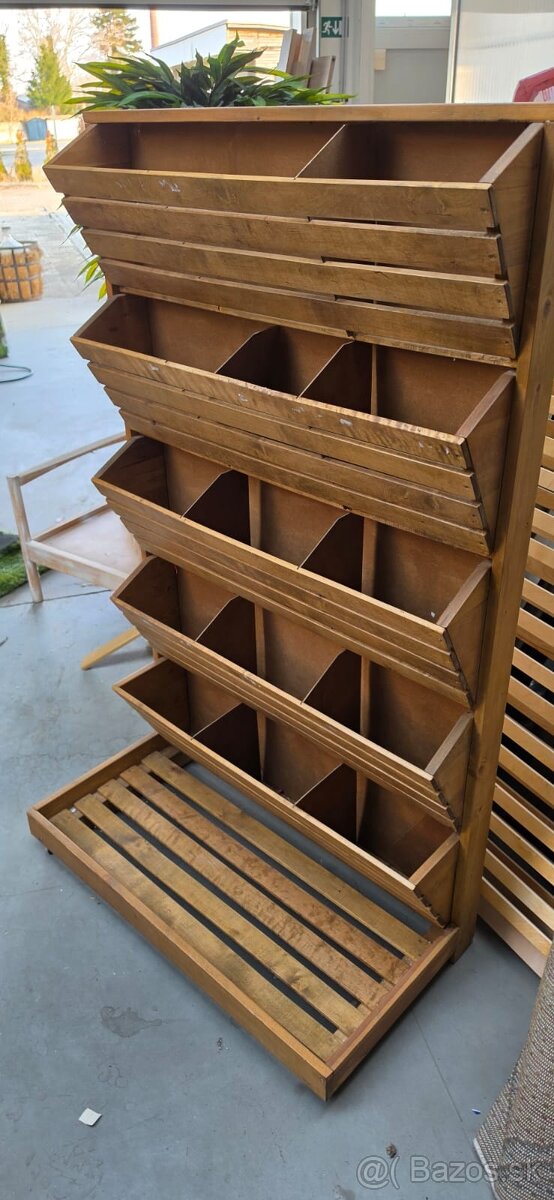 Drevený regál na kvety - 2