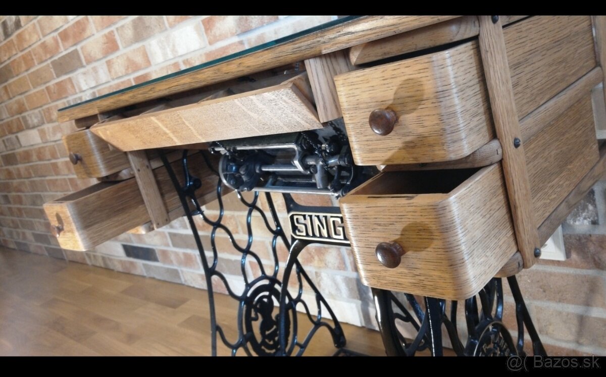 Predam stolik singer. - 2